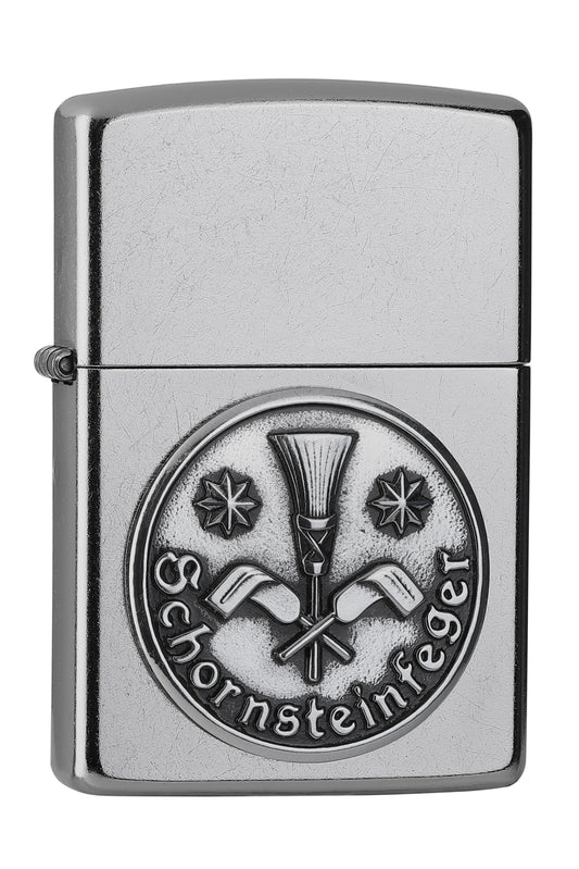 Frontansicht 3/4 Winkel Zippo Feuerzeug chrom mit Zunftzeichen Schornsteinfeger Emblem