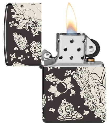 Zippo Feuerzeug nautisches Design mit Segelschiff sowie Schatzkarte und Goldmünzen geöffnet mit Flamme