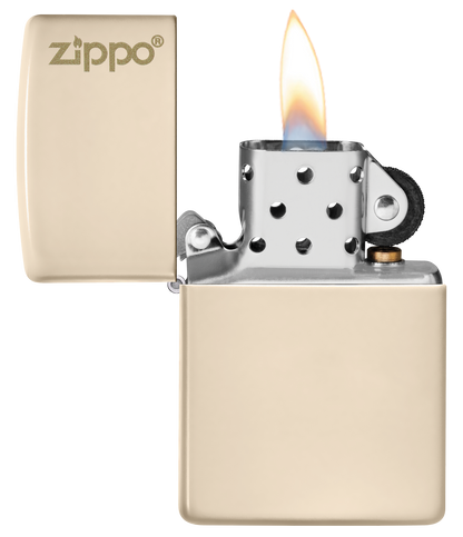 Briquet Zippo vue de face du briquet tempête Zippo Flat Sand avec logo ouvert, avec flamme