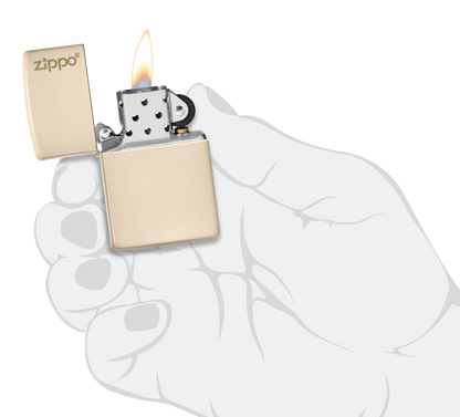 Briquet tempête Zippo Flat Sand avec logo dans une main pour représenter la taille du briquet