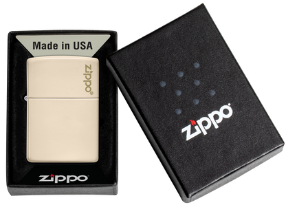 Briquet tempête Zippo Flat Sand avec logo dans sa boîte cadeau