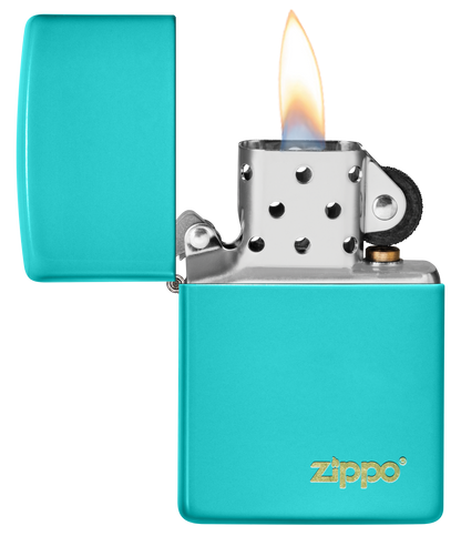 Briquet Zippo vue de face du briquet tempête Zippo Flat Turquoise avec logo ouvert, avec flamme