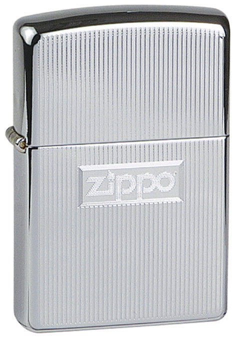 Vue de trois quarts du briquet tempête Zippo Engine Turn with Zippo