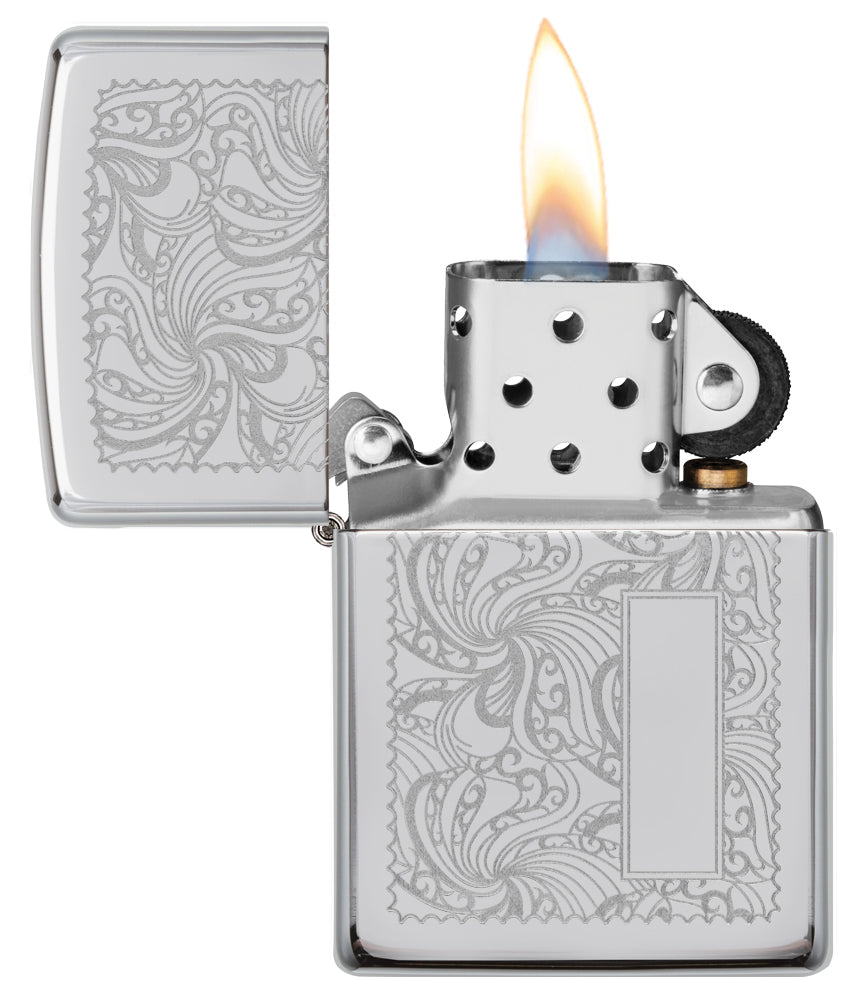 Briquet Zippo vue de face ouvert ave flamme qui montre un magnifique motif obtenu grâce à notre procédé Lustre.