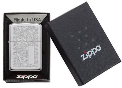 Briquet Zippo vue de face dans une boîte cadeau noire ouverte qui montre un magnifique motif obtenu grâce à notre procédé Lustre.