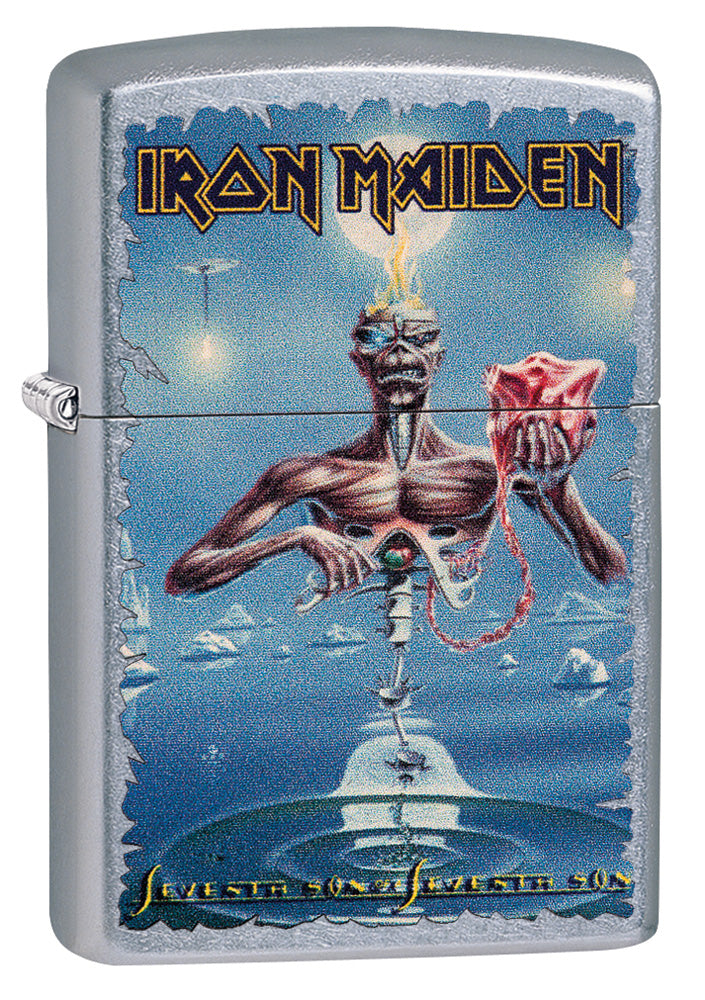 Vue de trois quarts du briquet tempête Zippo Iron Maiden