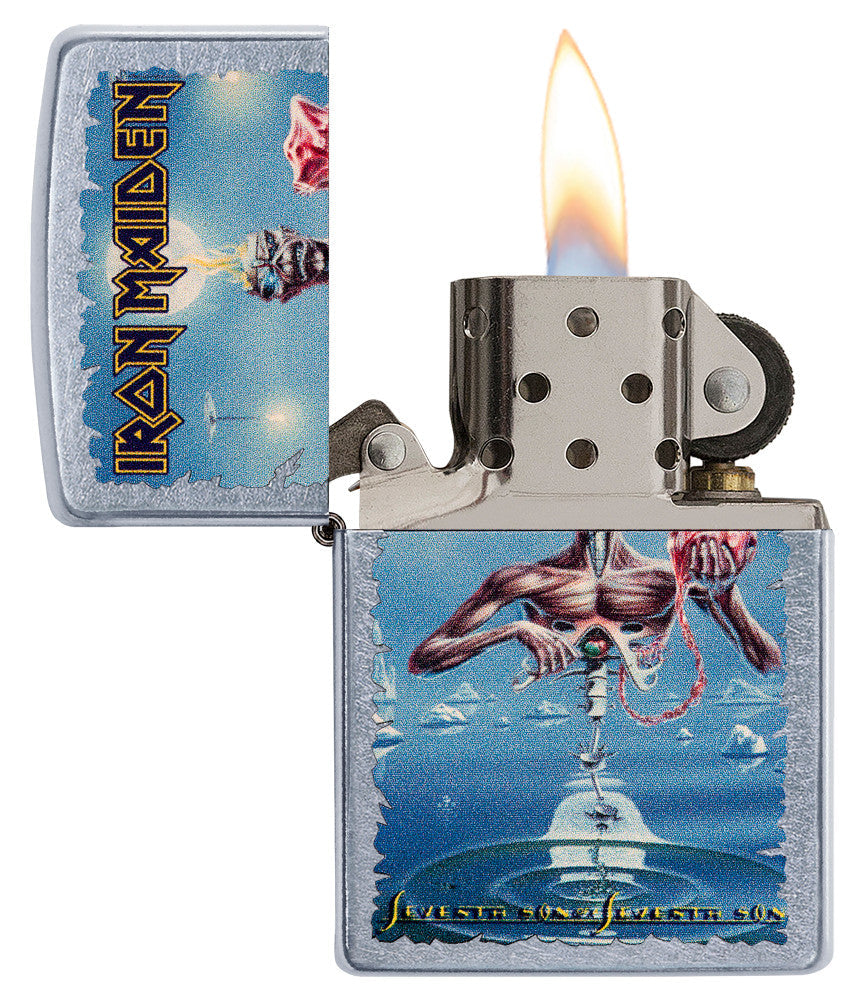 Vue de face du briquet tempête Zippo Iron Maiden ouvert, avec flamme