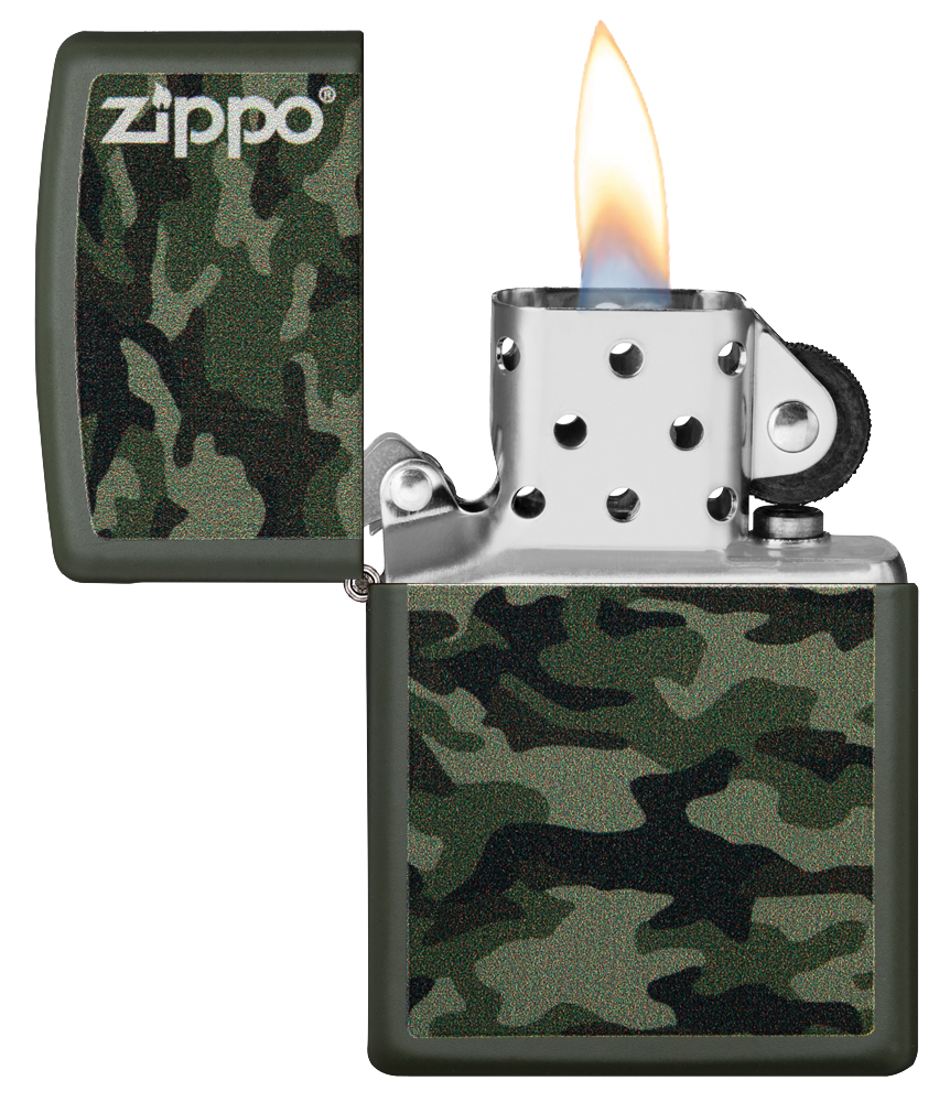 Vue de face du briquet tempête Zippo Camo and Zippo Design ouvert, avec flamme