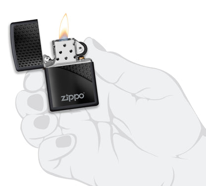 Briquet tempête Zippo Black Hexagon Design dans une main pour représenter la taille du briquet